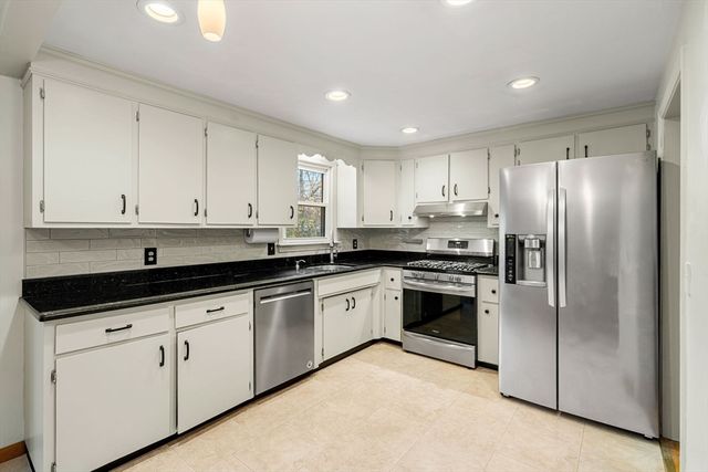 15 Governor Peabody Rd, Billerica, MA 01821