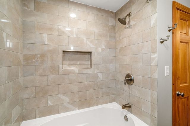 15 Governor Peabody Rd, Billerica, MA 01821