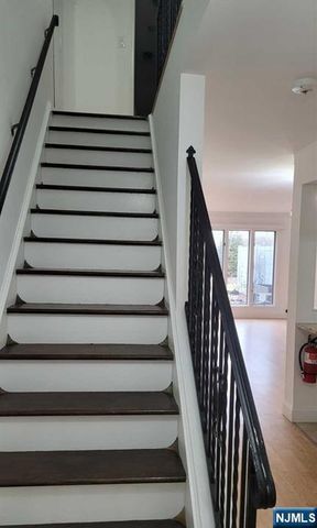 40 Meadowview Court, Leonia, NJ 07605