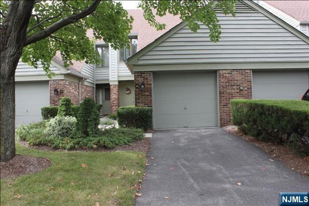 40 Meadowview Court, Leonia, NJ 07605