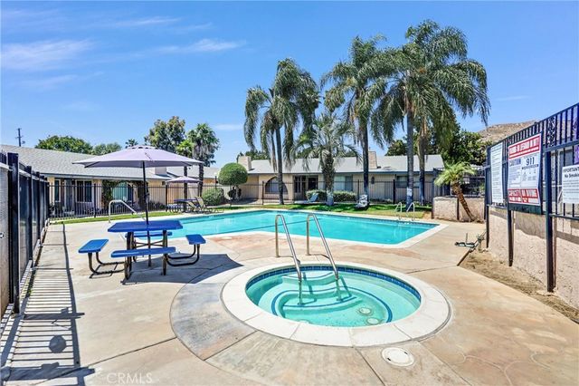 2891 Canyon Crest 15, Riverside, CA 92507