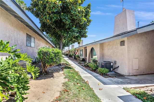 2891 Canyon Crest 15, Riverside, CA 92507