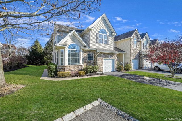 96 Manitou Trail 96, Kings Park, NY 11754