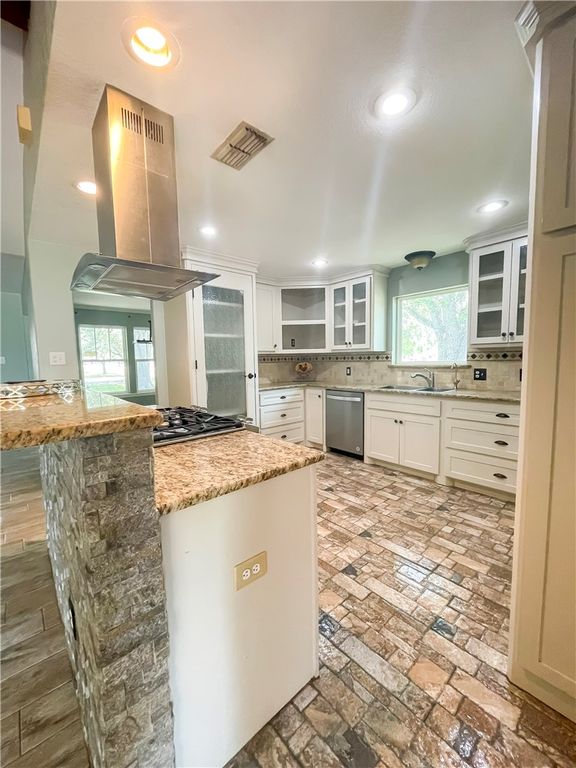 1206 Johnson St, Woodsboro, TX 78393 — photo 4