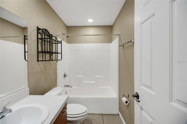 305 W FOUNTAIN STREET, Fruitland Park, FL 34731