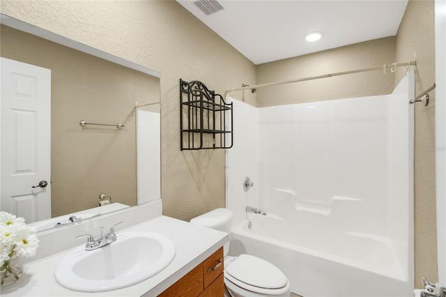 305 W FOUNTAIN STREET, Fruitland Park, FL 34731