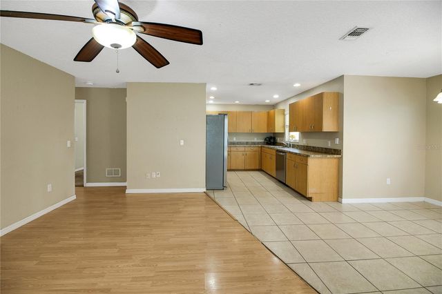 305 W FOUNTAIN STREET, Fruitland Park, FL 34731