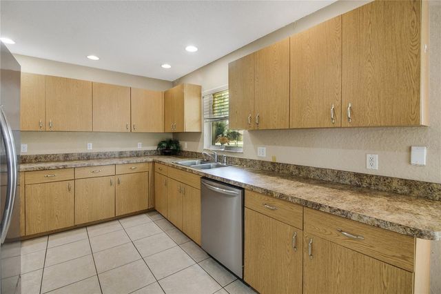 305 W FOUNTAIN STREET, Fruitland Park, FL 34731