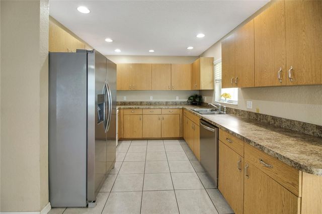 305 W FOUNTAIN STREET, Fruitland Park, FL 34731