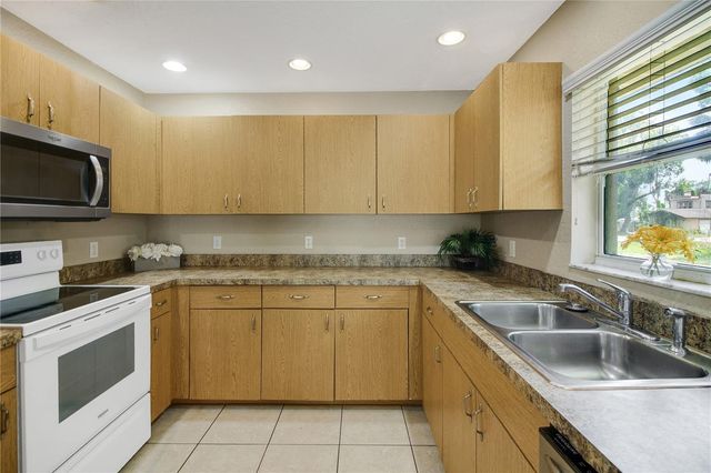 305 W FOUNTAIN STREET, Fruitland Park, FL 34731