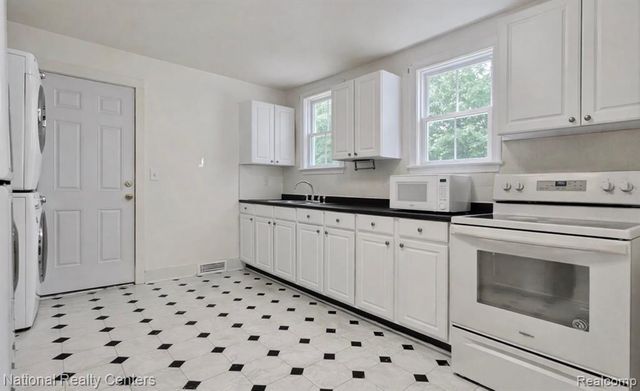 18592 Filmore Street, Livonia, MI 48152