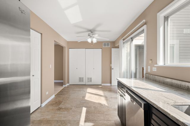 371 Le Parc Circle, Buffalo Grove, IL 60089