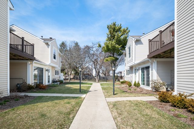 371 Le Parc Circle, Buffalo Grove, IL 60089