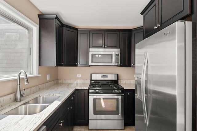 371 Le Parc Circle, Buffalo Grove, IL 60089