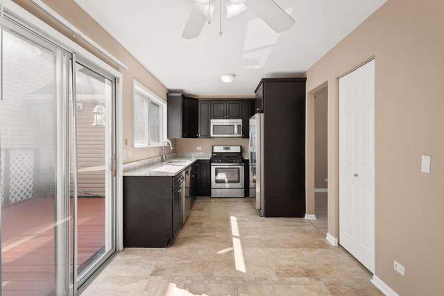 371 Le Parc Circle, Buffalo Grove, IL 60089