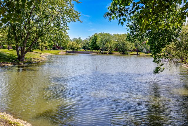 310 Carriage Way 2D, Bloomingdale, IL 60108