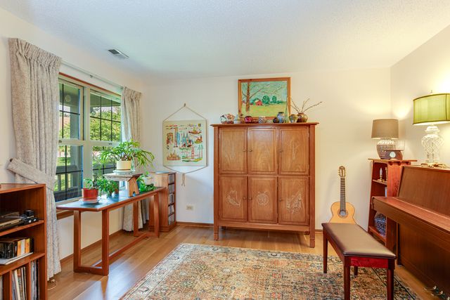 310 Carriage Way 2D, Bloomingdale, IL 60108