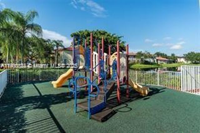 16225 Emerald Cove Rd, Weston, FL 33331