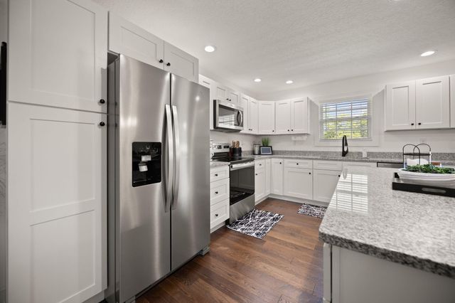98 Deerview Lane, Russell Springs, KY 42642