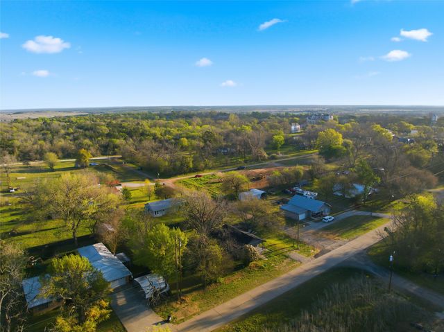 300 S 2nd Street, Tehuacana, TX 76686