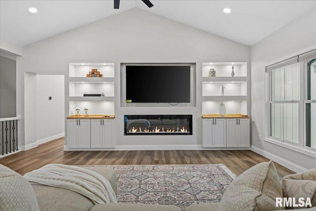 55 Firefly Court, Chatham, IL 62629