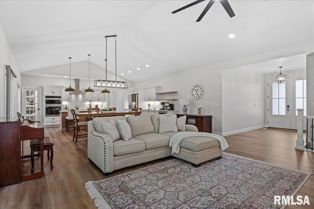 55 Firefly Court, Chatham, IL 62629