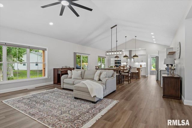 55 Firefly Court, Chatham, IL 62629