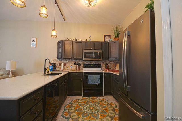 7968 Divot Drive 5, Waterford, MI 48327