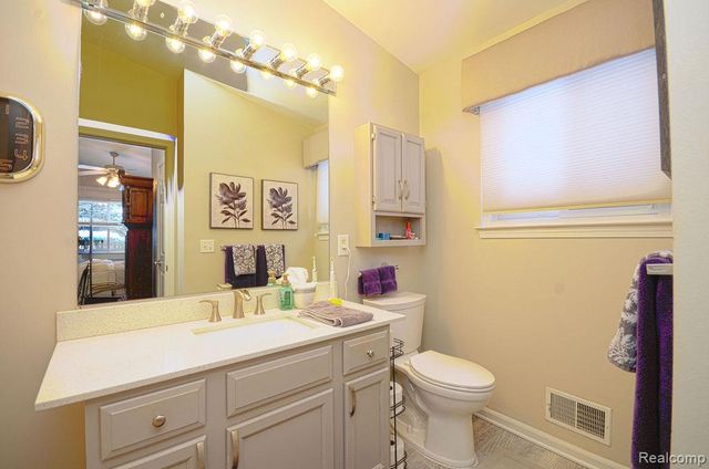 7968 Divot Drive 5, Waterford, MI 48327