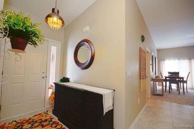 7968 Divot Drive 5, Waterford, MI 48327