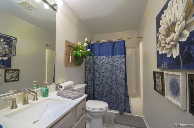 7968 Divot Drive 5, Waterford, MI 48327