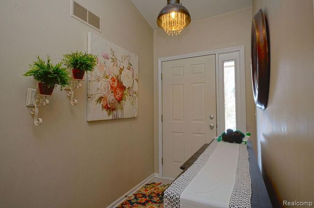 7968 Divot Drive 5, Waterford, MI 48327