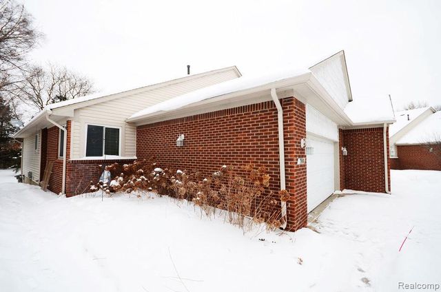 7968 Divot Drive 5, Waterford, MI 48327