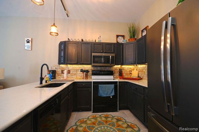 7968 Divot Drive 5, Waterford, MI 48327