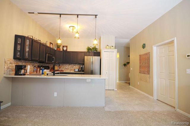 7968 Divot Drive 5, Waterford, MI 48327