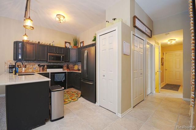 7968 Divot Drive 5, Waterford, MI 48327