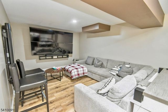 30 Woodside Ave, Haledon Boro, NJ 07508