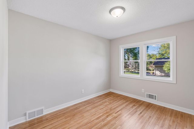 15001 Oakland Avenue S, Burnsville, MN 55306