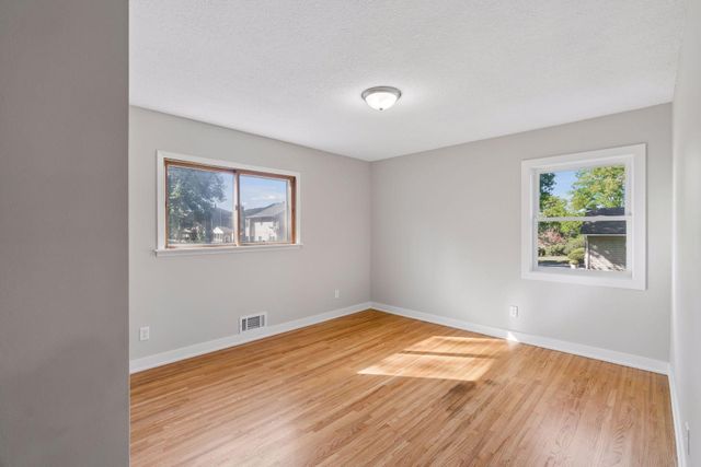 15001 Oakland Avenue S, Burnsville, MN 55306