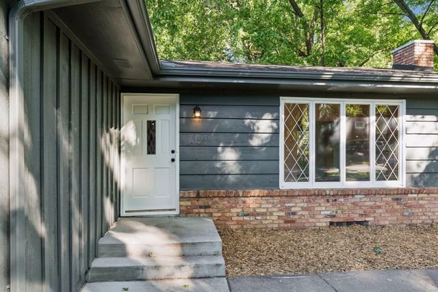 15001 Oakland Avenue S, Burnsville, MN 55306