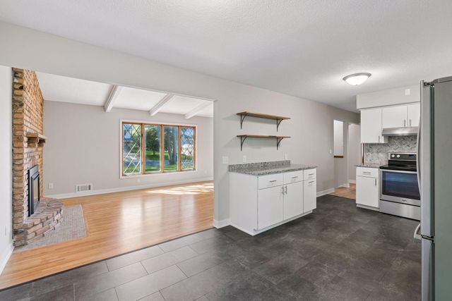 15001 Oakland Avenue S, Burnsville, MN 55306