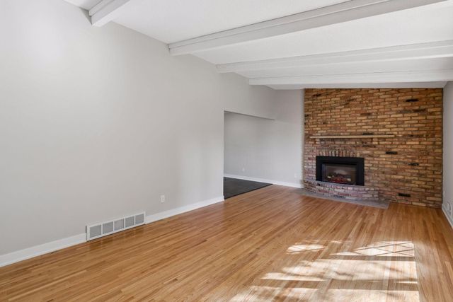15001 Oakland Avenue S, Burnsville, MN 55306