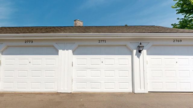 2771 S Knightsbridge Circle, Ann Arbor, MI 48105