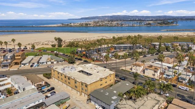 5155 W Point Loma Blvd 4, San Diego, CA 92107