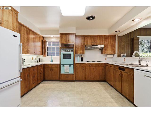 3606 Ne MAYWOOD Pl, Maywood Park, OR 97220