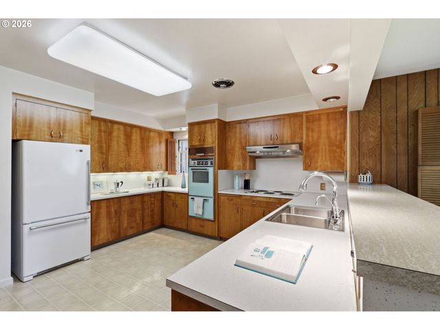 3606 Ne MAYWOOD Pl, Maywood Park, OR 97220
