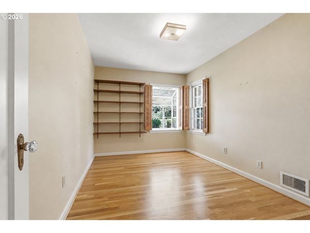 3606 Ne MAYWOOD Pl, Maywood Park, OR 97220