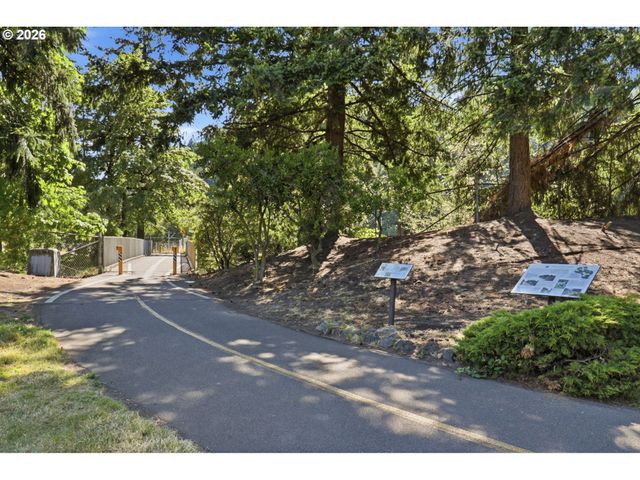 3606 Ne MAYWOOD Pl, Maywood Park, OR 97220