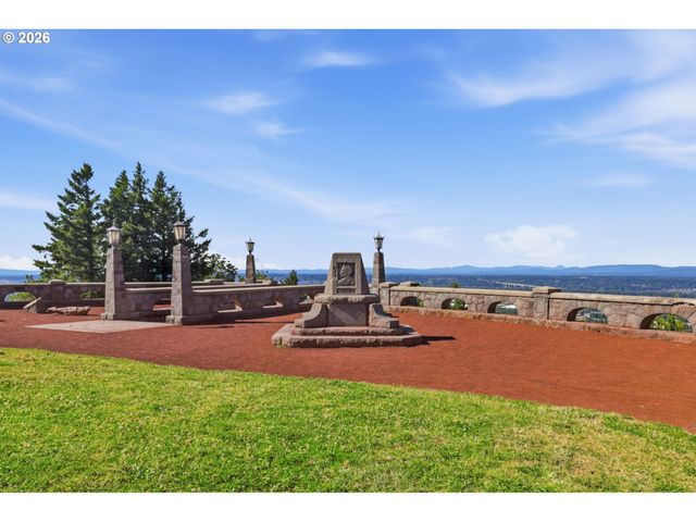 3606 Ne MAYWOOD Pl, Maywood Park, OR 97220