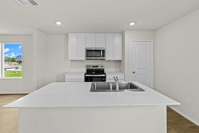 2121 Windflower LN, Luling, TX 78648